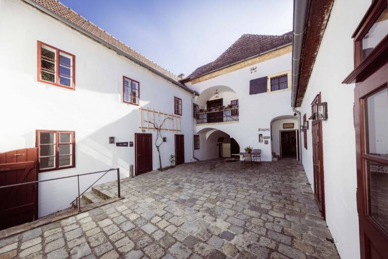 10er Haus, Innenhof_65_quer (c) P. Schmatz_Steininger Weinwelt