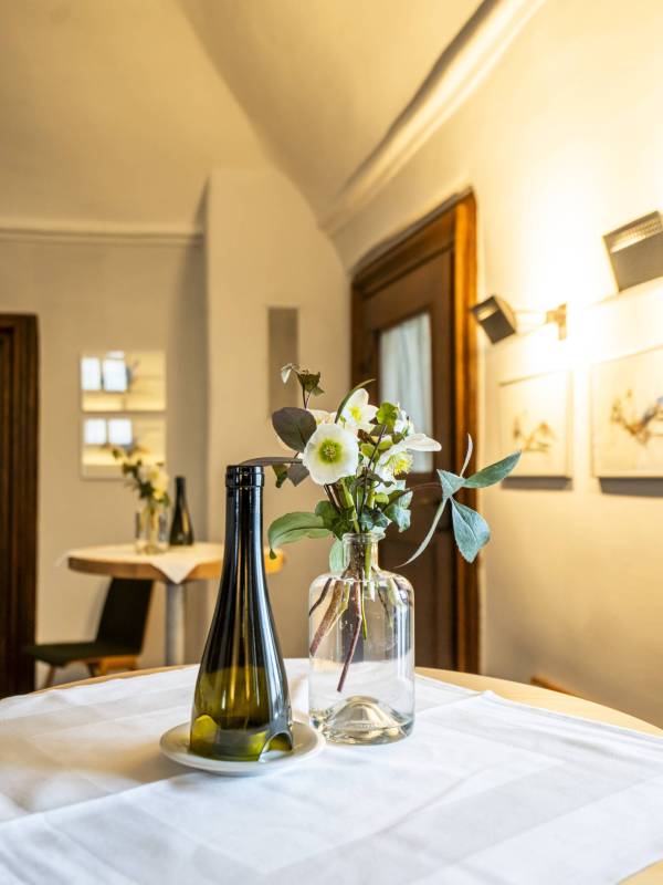 10er Haus, 1.OG, dekorierter Stehtisch (c) POV.at_Steininger Weinwelt_4831